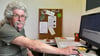 Hartwin Ebel beantwortet im Büro der Sommerschule unter anderem Fragen und bestätigt die Anmeldungen. 