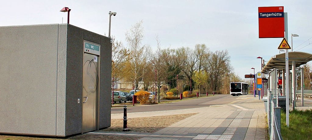 Die Bahnhofstoilette in Tangerhütte (links) hat seit 2022 eine Kamera für den Außenbereich. Vandalismus findet trotzdem statt. Die Aufnahmen werden nur 24 Stunden lang aufbewahrt.