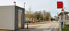 Die Bahnhofstoilette in Tangerhütte (links) hat seit 2022 eine Kamera für den Außenbereich. Vandalismus findet trotzdem statt. Die Aufnahmen werden nur 24 Stunden lang aufbewahrt.
