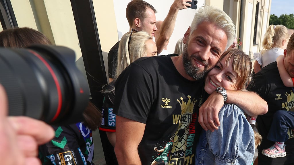 Christine Wiegert muss sich an einen neuen Anblick gewöhnen. Ihr Mann und SCM-Trainer Bennet Wiegert überraschte die Fans beim Empfang am Rathaus mit blonden Haaren.