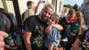 Christine Wiegert muss sich an einen neuen Anblick gewöhnen. Ihr Mann und SCM-Trainer Bennet Wiegert überraschte die Fans beim Empfang am Rathaus mit blonden Haaren.