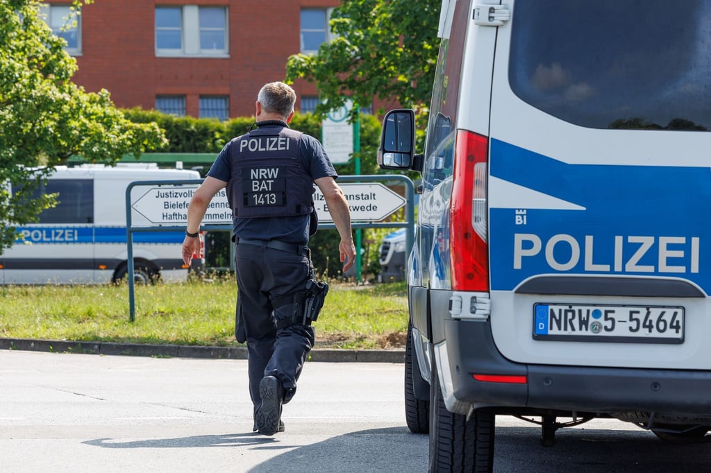 Aus der Justizvollzugsanstalt in Bielefeld-Senne ist ein Straftäter verschwunden.