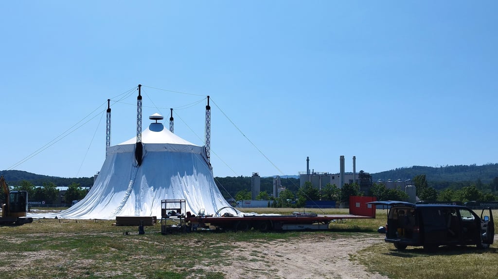 Am Ortseingang von Wernigerode, am Auerhahnring, entsteht derzeit die größte Eventlocation in der Region - der Zeltpalast Harz.