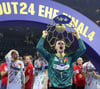 Überglücklich präsentiert SCM-Torwart Sergey Hernandenz die Champions-League-Trophäe den Fans. 