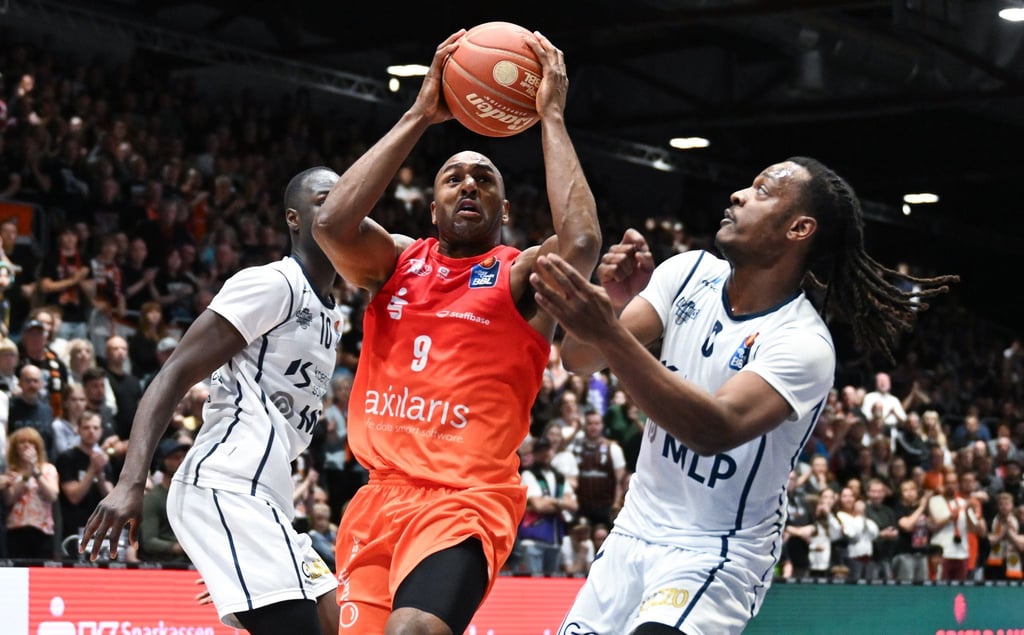 DeAndre Lansdowne (M) hat nach langer Überlegung Chemnitz verlassen.