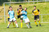 Der  Mertendorfer Alexander Seyfarth und der für die Blau-Weiß-Reserve kickende Mirko Bönicke (2.v.r.) im Kampf um den Ball. Die gastgebenden Wethautaler setzten sich gegen die dezimierten Kurstädter am Ende klar durch.
