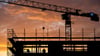 Da geht die Sonne für Investorinnen und Investoren auf: Für vermieteten Wohnungsneubau lassen sich noch vier Jahre lang zusätzliche Sonderabschreibungen vornehmen.