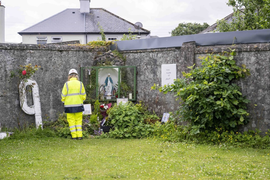 In Irland hat die Suche nach fast 800 Baby- und Kinderleichen begonnen.