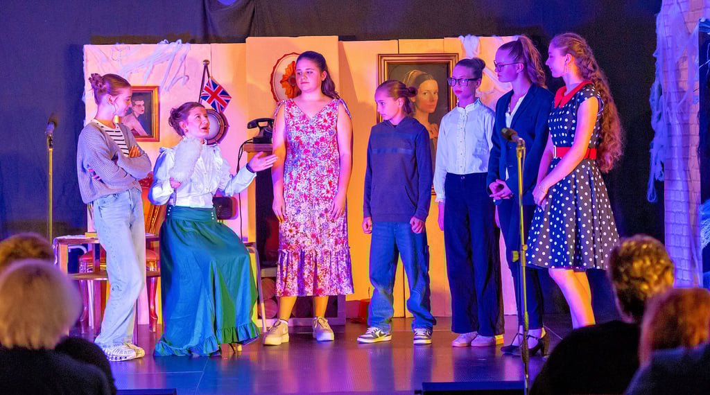 Familie Otis im Gespräch mit Mrs. Umney: Die Freie Schule im Burgenland „Jan Hus“ zeigte das Musical „Das Gespenst von Canterville". Ein Schuljahr wurde dafür intensiv geprobt.