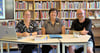 Von links nach rechts: Frau Koszellni, Fachberaterin für Sachmedien, Frau Franka, Ansprechpartnerin beim Mahnwesen, und Herr Sparfeldt, Leiter der Stadtbibliothek Nord, geben Einblick in den Bibliotheksalltag. 