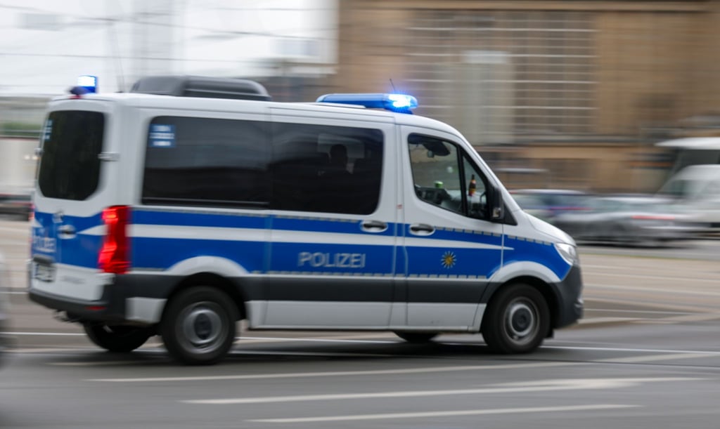 Die Polizei beobachtete die Verdächtigen bei der Flucht und umstellte den Teich. (Symbolbild)