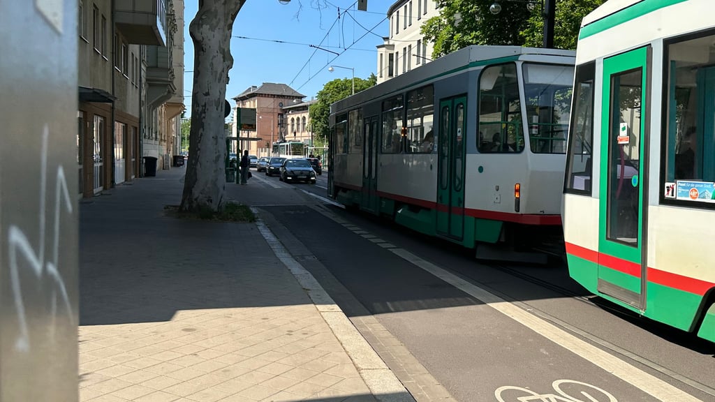 Auf der Schönebecker Straße müssen sich Straßenbahnen und Autos immer mal wieder eine Spur teilen. Weil aktuell vier Linien über Buckau fahren, kommt es vor allem in Stoßzeiten zu Staus.
