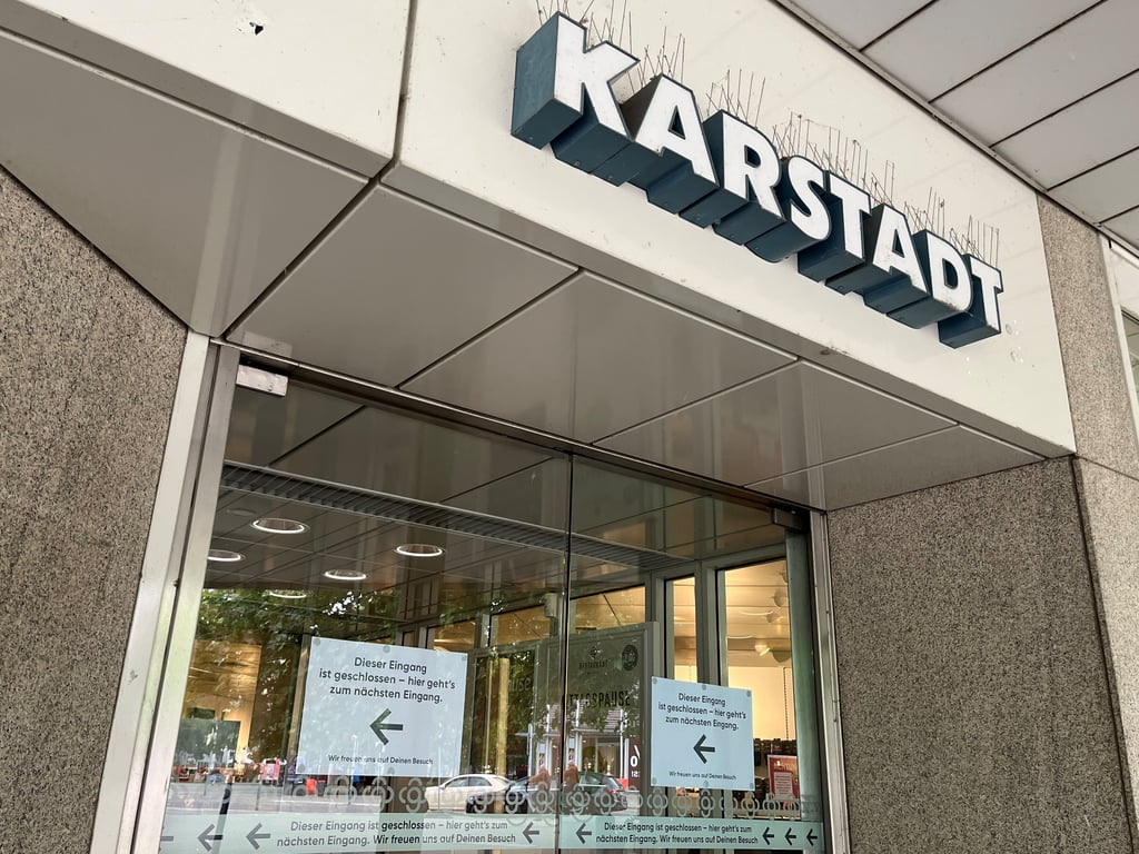 Auch der große Eingang Richtung Julius-Bremer-Straße bleibt ab sofort geschlossen.
