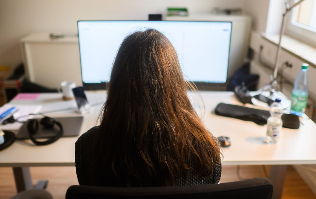 Am Arbeitsplatz sind nach einer neuen Umfrage Jobsicherheit und gutes Gehalt für viele Menschen weit wichtiger als Zusatzleistungen der Firma oder die Sinnhaftigkeit der Arbeit. (Symbolbild)