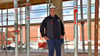 Rewe-Inhaber Friedrich Jähnel (32) sieht auf der Baustelle nach dem Rechten. Hinter ihm wird künftig der neue Verkaufsbereich von Rewe liegen. 