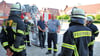 Der Stendaler Ortswehrleiter Norman Höfel (3. von rechts) und Einsatzleitdienst Michael Genz (3. von links) weisen bei der Wachbereitschaft am Sonntagmorgen Kameraden in die Absturzsicherung am Drehleiterkorb ein.