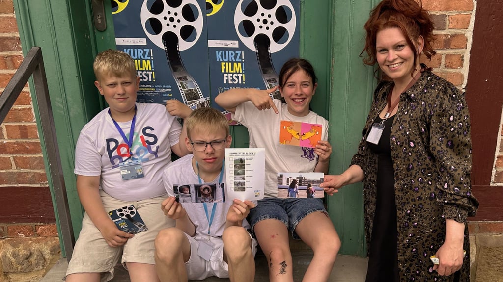 Freuen sich auf das Kurz Film Fest in Blankenburg: Mirjam Dahl Pedersen (rechts) mit drei Jugendlichen aus der Jury, die hier bereits einen Wahlzettel und ihre Lieblingsfilme präsentieren.