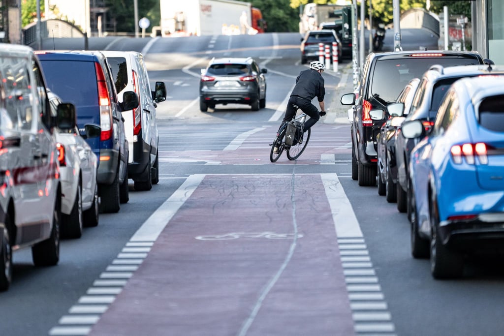 Eigene Fahrradstreifen können auch zwischen Fahrbahnen liegen. (Archivbild)