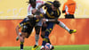 Es ging rustikal zur Sache zwischen Boca und Benfica. Hier kämpft der frühere Bayern-Profi Renato Sanches (M) von Lissabon mit Carlos Palacios (r) und Alan Velasco um den Ball.