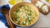 Herzhafter Nudelsalat: Feta gibt ihm Tiefe, der Spargel Biss.