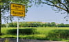 Sommerliches Grün und eine Beregnungsanlage verdecken den Blick auf die Hochmülldeponie – doch sie bleibt Thema in Roitzsch und Umgebung.