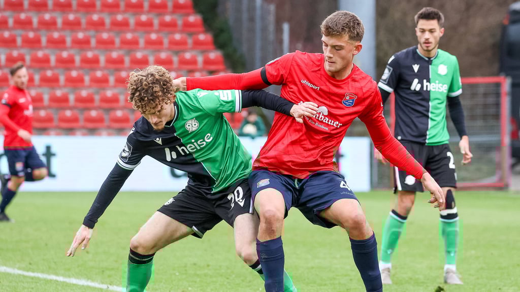 Nick Meier (links) wird sich im Herrenfußball erst noch etablieren müssen.