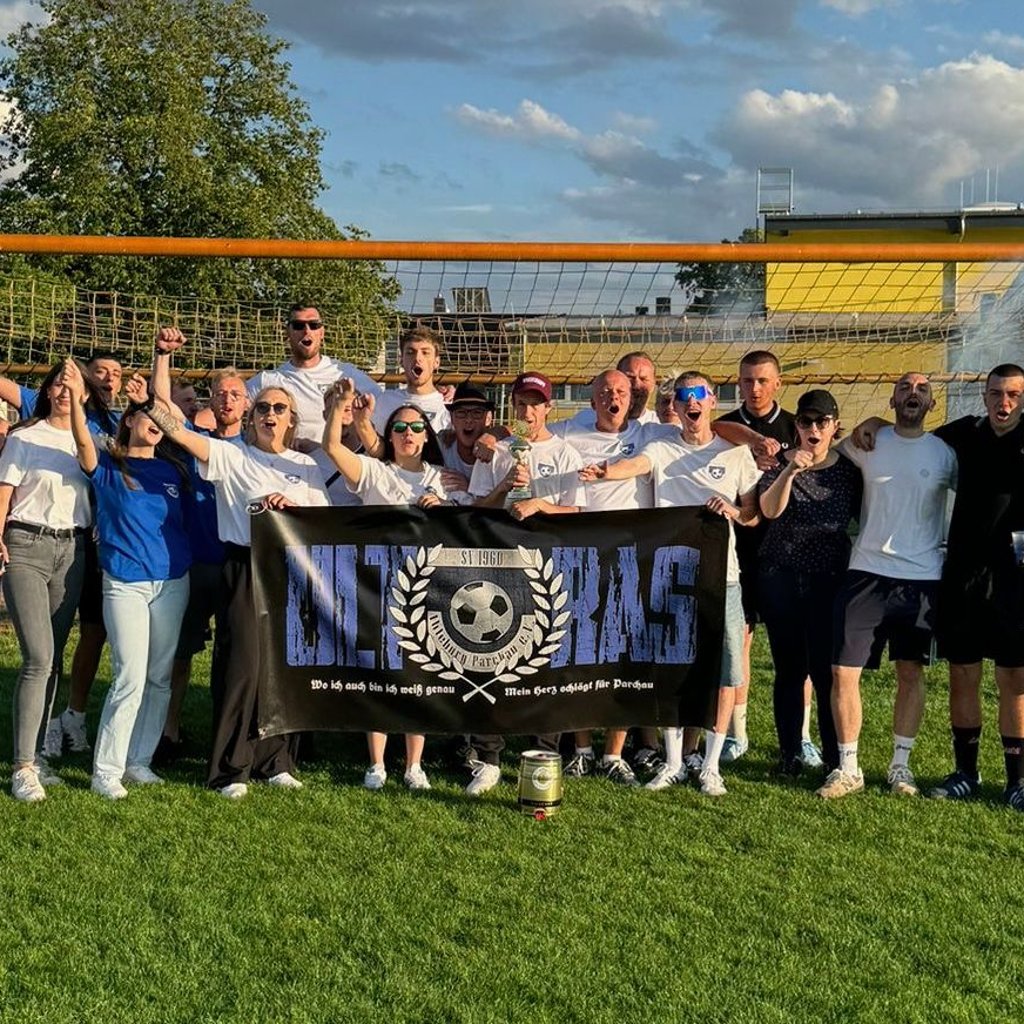 Der Zusammenhalt zwischen Mannschaft und Fans bleibt ein echtes Pfund, auch fernab vom Ligaalltag: Mitgereiste Fans des SV Ihleburg-Parchau sorgten für echte Heimspiel-Atmosphäre: inklusive Trommel, Gesängen und jeder Menge guter Laune.