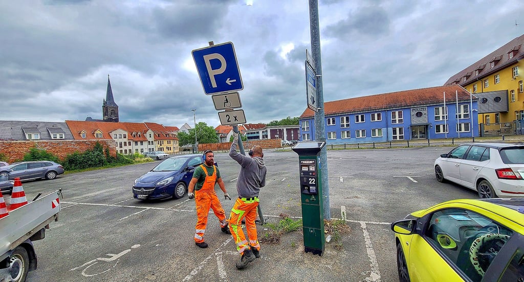 Auf dem seit Montag geschlossenen Parkplatz An der Darre werden die Hinweisschilder für das Parken abgebaut. Einige Falschparker gibt es noch.