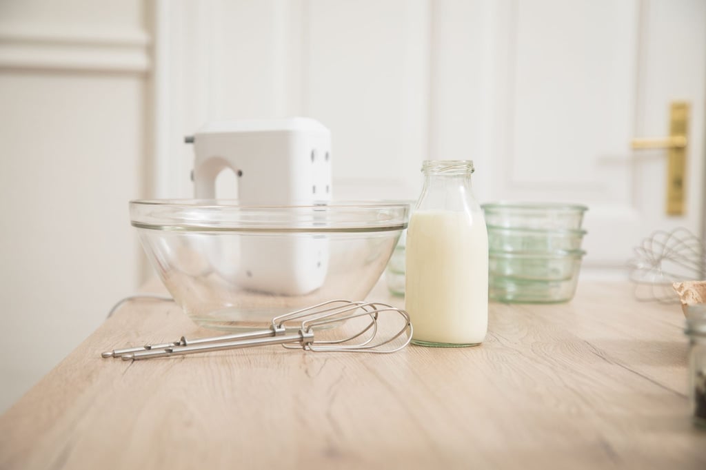 Gute Noten für Schlagsahne: Die meisten Produkte im Test überzeugen mit Geschmack und Schaumfestigkeit – auch einige pflanzliche Varianten schneiden gut ab.