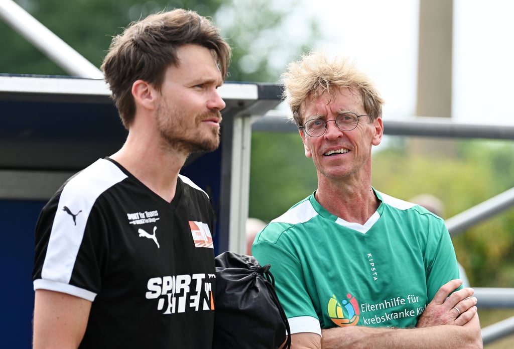 Danny Röhl beim Benefizkick mit Organisator Markus Wulftange.