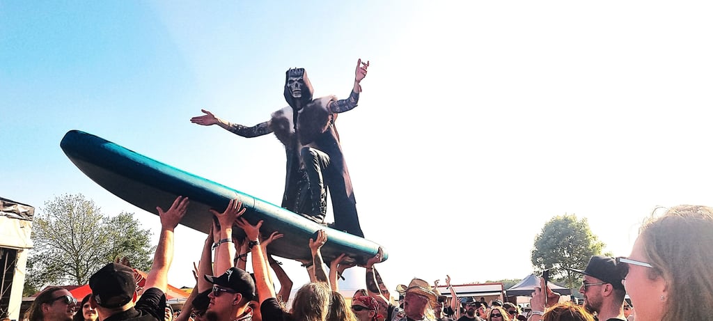 Metal Frenzy 2025: Kein Stagediving – sondern Stagesurfing: Der Gitarrist von Manntra (Kroatien) lässt sich zur Bühne tragen.