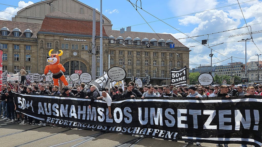 Demo in Leipzig: Stuttgart-Fans fordern die Umsetzung von 50+1 ohne Ausnahme.