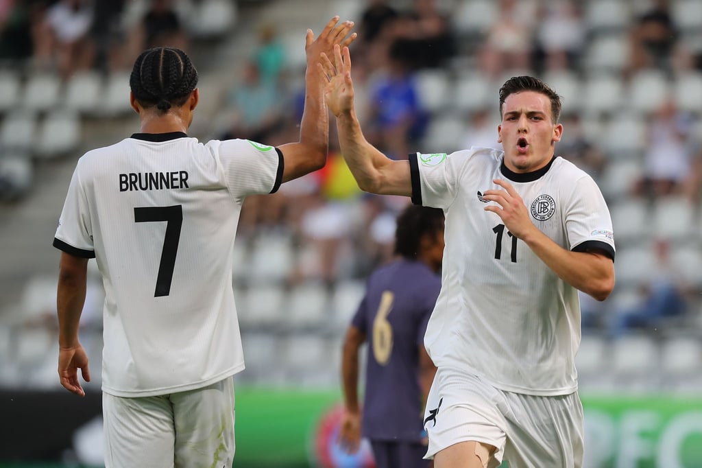 Said El Mala (r) gelangen zwei Tore beim 5:5 gegen England.