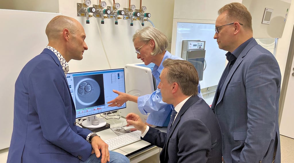 So lässt sich neues Leben überwachen: Reproduktionsbiologin Katrin Pribbernow demonstriert dem Leiter des neuen Zentrums, Prof. Gregor Seeliger, Wissenschaftsstaatssekretär Thomas Wünsch und Dr. Matthias Janda, Ärztlicher Direktor des UKH (von links), was das Embryoskop leisten kann.