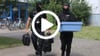Polizisten nehmen einen mutmaßlichen IS-Kämpfer fest. Der Zugriff der Polizei folgte in Halle-Trotha im Morgengrauen unter höchsten Sicherheitsvorkehrungen. Das BKA Stellte dabei Beweismittel sicher.&nbsp;