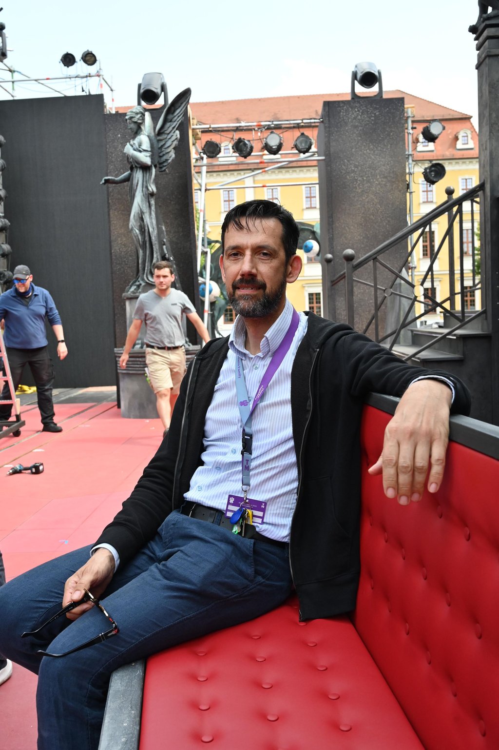 Bühnenbildner Darko Petrovic in den Kulissen auf dem Magdeburger Domplatz.