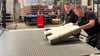 Tobias Hausner (links) und Dominique Halbas sind Mitarbeiter bei Minda Industrieanlagen in Tangermünde und bestücken ein Laufband im Probelauf mit Pappe. Sie testen, ob die Anlage genau das tut, was sie beim Kunden  in wenigen Tagen täglich leisten soll. 
