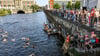 Rund 300 Menschen haben bei einer Schwimmdemo auf der Museumsinsel mitgemacht.
