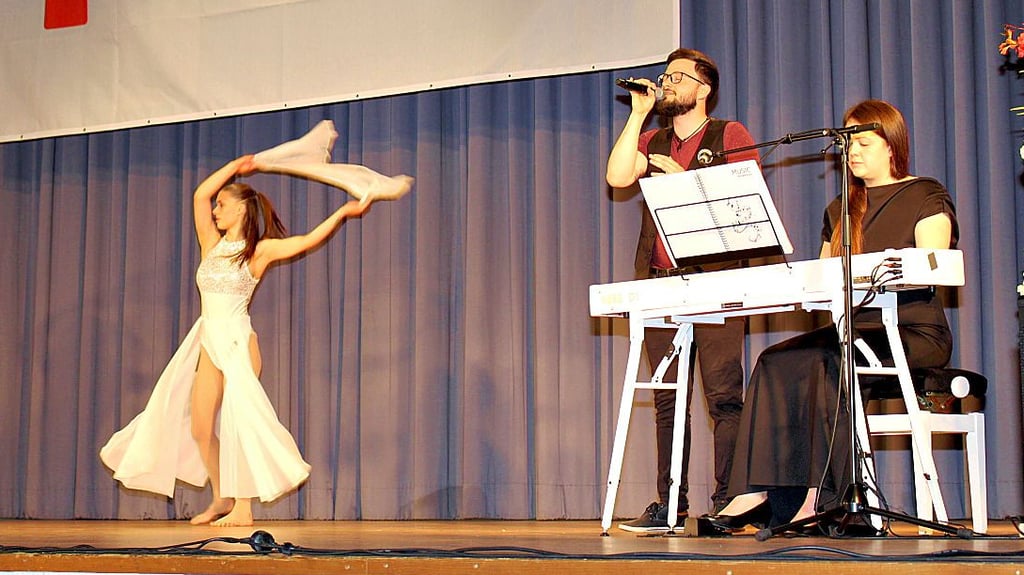 Während Sebastian Faßbutter sang, spielte Kelly Straube auf dem E-Piano und eine Solistin tanzte.