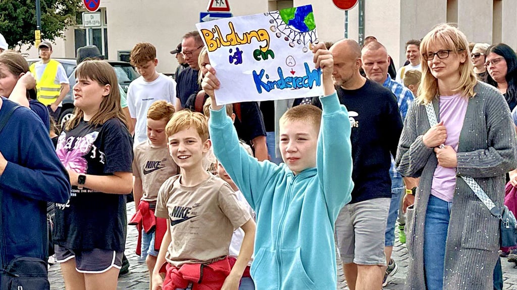 Schüler, Eltern, Lehrer und Kommunalpolitiker zogen Montagabend durch die Burger Innenstadt und prangerten die Bildungspolitik an.