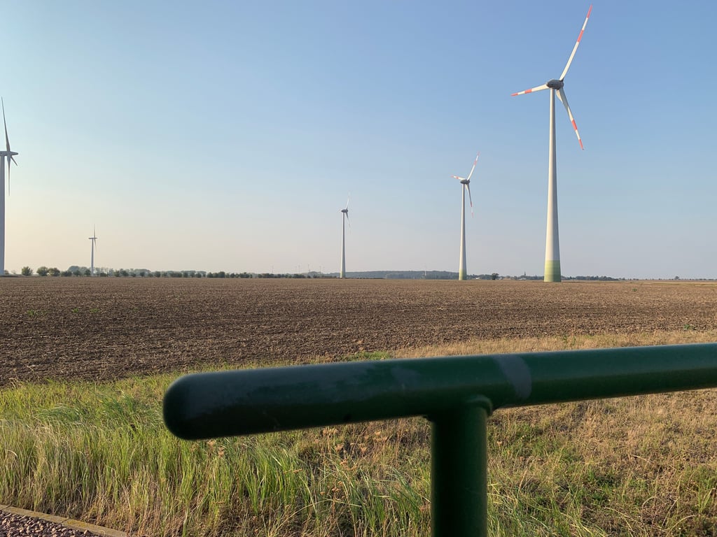 Windkraftanlagen im Windpark zwischen Trebbichau an der Fuhne und Rohndorf, zwei Ortsteilen der Stadt Südliches Anhalt: Das 166 Meter hohe Bürgerwindrad soll hier als Ersatz für alte Anlagen gebaut werden.