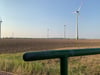 Windkraftanlagen im Windpark zwischen Trebbichau an der Fuhne und Rohndorf, zwei Ortsteilen der Stadt Südliches Anhalt: Das 166 Meter hohe Bürgerwindrad soll hier als Ersatz für alte Anlagen gebaut werden.