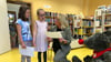 In der Kinderbibliothek in Quedlinburg erklären Alva (M.) und Holly (l.)  Isabel Jahnsmüller, was auf ihren Bildern zu sehen ist.