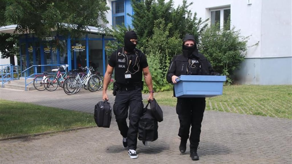 Polizisten nehmen einen mutmaßlichen IS-Kämpfer fest. Der Zugriff der Polizei folgte in Halle-Trotha im Morgengrauen unter höchsten Sicherheitsvorkehrungen. Das BKA Stellte dabei Beweismittel sicher.
