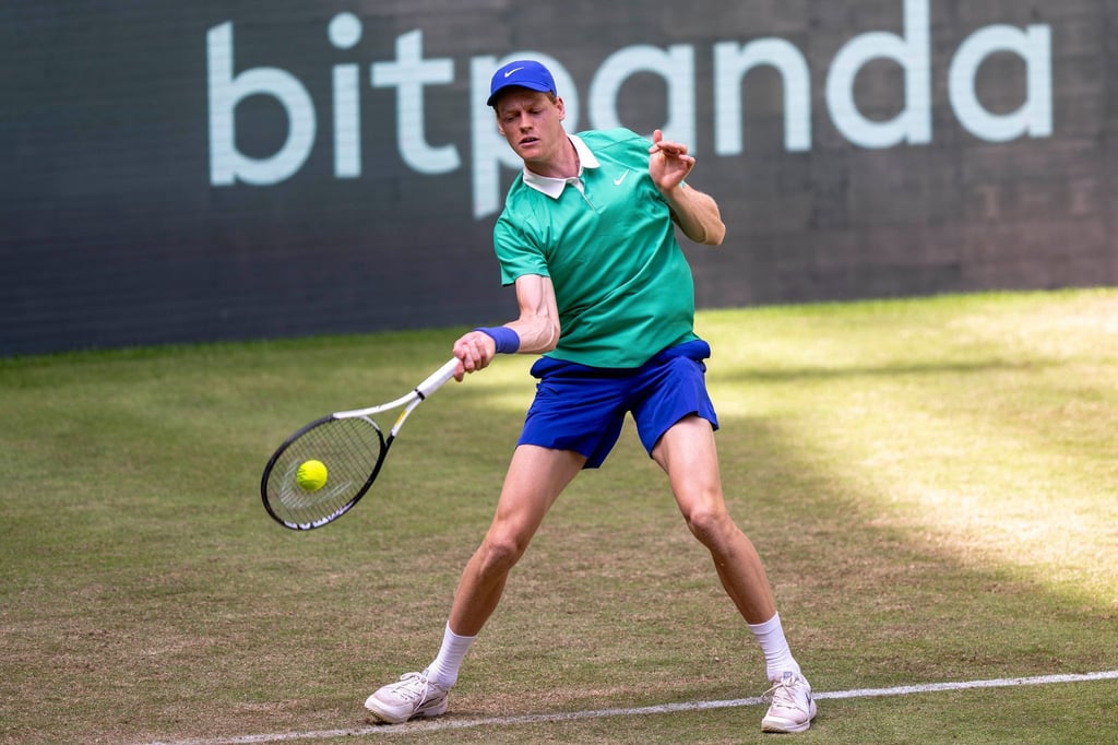 Jannik Sinner steht beim Turnier in Halle im Achtelfinale.