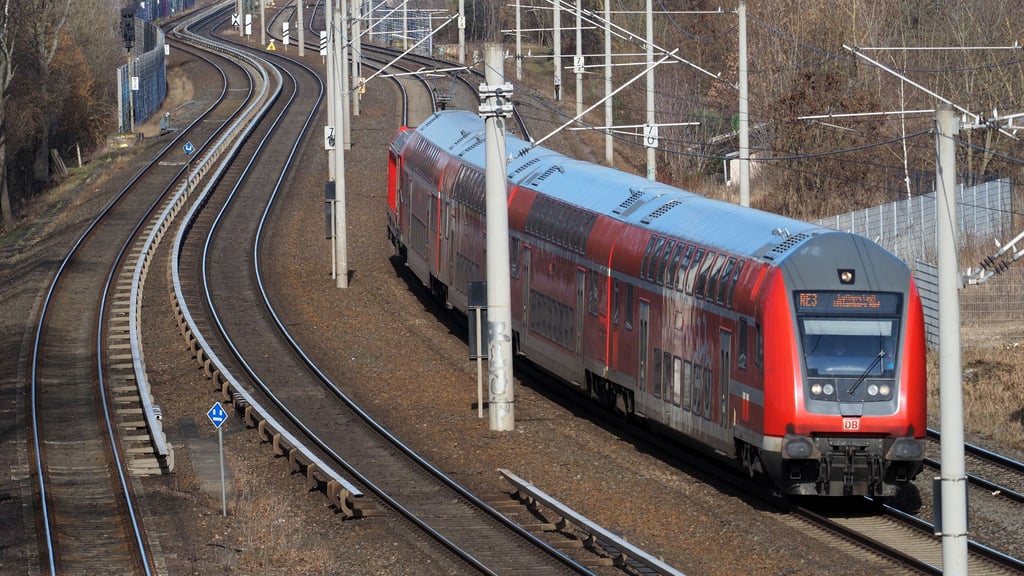 Im Regionalzug der Linie RE3 in Wittenberg staunen Fahrgäste über ein merkwürdiges Phänomen - der Zug setzte sie ins Jahr 2005 zurück.