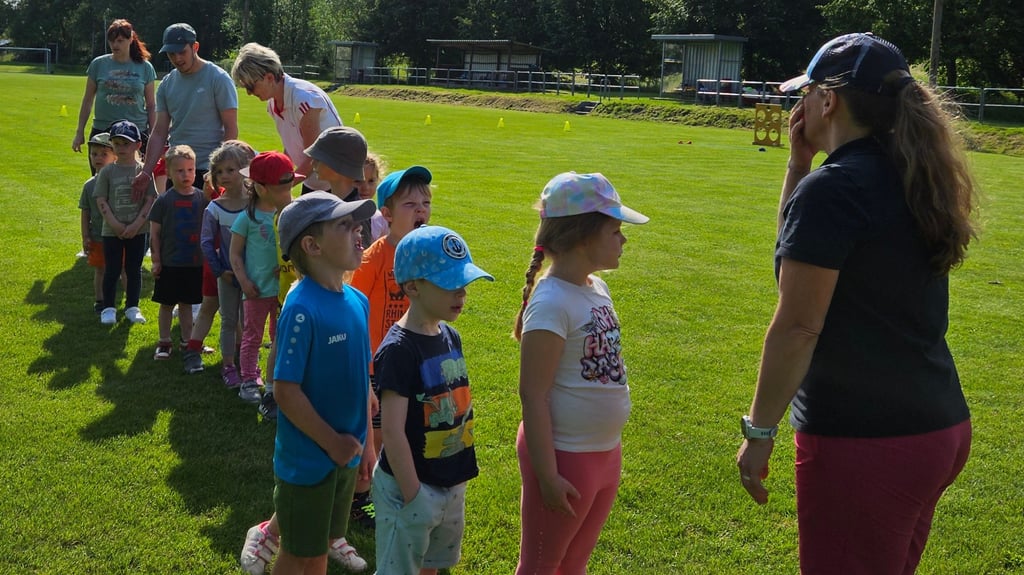 Die Knirpse aus "Lüttis Rasselbande" in Lüttgenrode haben das Minisportabzeichen "Sporti" des Kreis-Sport-Bundes Harz abgelegt.