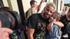 Christine Wiegert muss sich an einen neuen Anblick gewöhnen. Ihr Mann und SCM-Trainer Bennet Wiegert überraschte die Fans beim Empfang am Rathaus mit blonden Haaren.