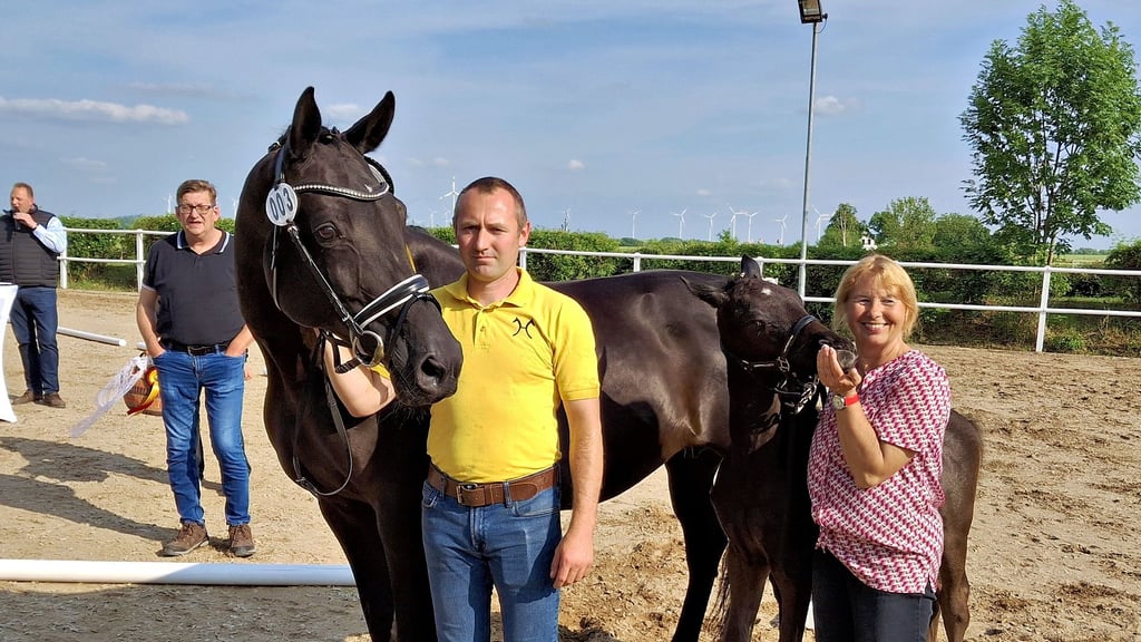 Peter Malitz hält die Stute Thunderstruck, Petra Schöning deren Hengstfohlen Centucky Joe.