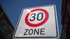 Mit einem solchen Schild wird der Beginn von Tempo-30-Zonen ausgewiesen. 